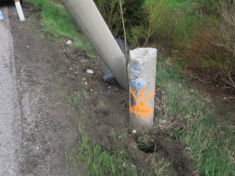 Dopravní nehoda se stala mezi Maršovicemi a Pěnčínem. Řidička tam narazila do sloupu, když vyháněla včelu z auta.