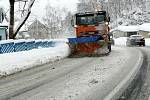 Dva dny zasypává Liberecký kraj intenzivně sníh. Silničáři a technické služby nasadili veškerou dostupnou techniku. 