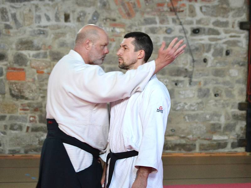 Dva věhlasní zahraniční mistři bojového umění, aikido a taichi, vedou sportovní kemp v nejvýše položené osadě Jizerských hor na Jizerce.