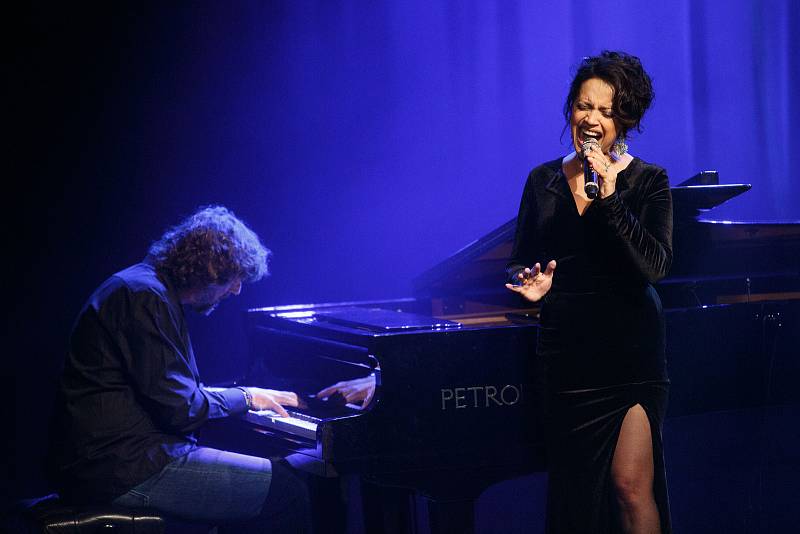 Koncert Lucie Bílé za klavírního doprovodu Petra Maláska v Městském divadle Jablonec nad Nisou