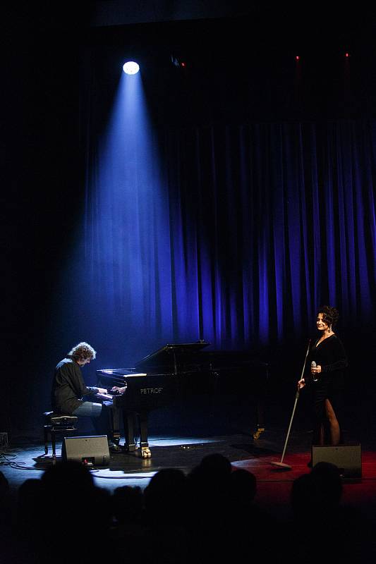 Koncert Lucie Bílé za klavírního doprovodu Petra Maláska v Městském divadle Jablonec nad Nisou