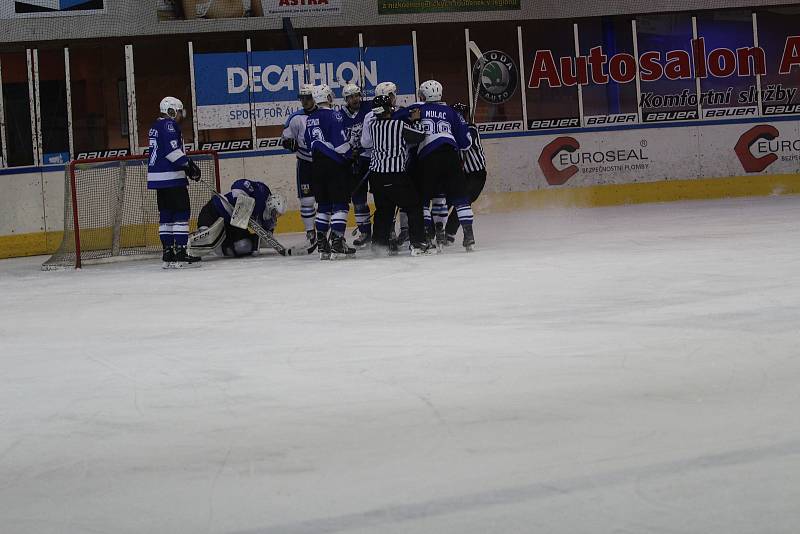 II. liga HC Vlci Jablonec - Stadion Vrchlabí 4:3. Vlci - modré dresy.