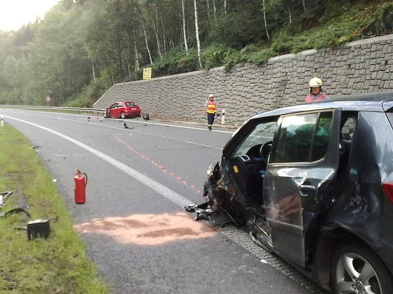 V pondělí 23. srpna 2010 v 17:54 hodin došlo k dopravní nehodě na hlavním tahu z Jablonce na Prahu u Rychnova. Čelní střet osobních automobilů Škoda Fabia a Peugeot 206. Druhou zraněnou osobu museli hasiči vyprostit pomocí hydraulického vyprošťovacího zař