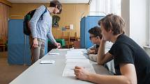Studentské prezidentské volby začaly 16. ledna na Gymnáziu Dr. Antona Randy v Jablonci nad Nisou. Pokračovat budou i následující den, kdy budou ve večerních hodinách zveřejněny výsledky hlasování.
