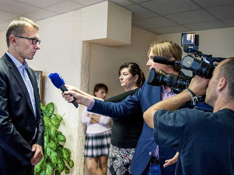 Tisková konference v jablonecké teplárně Jablonecká energetická, kterou nyní kompletně vlastní Jablonec nad Nisou. Ředitel společnosti Pavel Spilka (v brýlích).