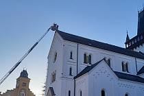 Na kostele na Komenského náměstí v Semilech se uvolnil kříž na střeše.