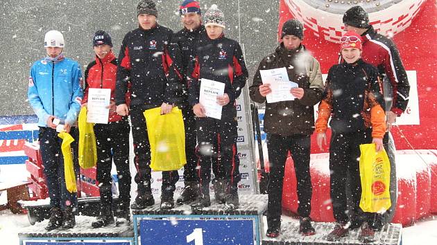 Na prvním místě v závodě štafet stanulo trio Skuhrova nad Bělou. Druhý skončil Liberecký kraj, jenž jel ve složení Jiří Řešátko (červená bunda), Michal Bartůněk (na snímku chybí) a Tomáš Štrégl (modrá bunda). Třetí místo obsadila štafeta Olomouckého kraje