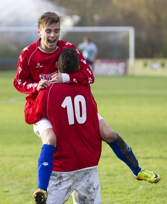 Železný Brod prohrál s Jablonečkem (v červeném) 2:3. Hráči Jablonce měli ze dvou slepených gólů velkou radost.