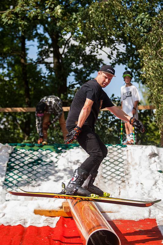 Další ročník oblíbené freestylové akce Jablonec Summer Jib proběhl 20. srpna v areálu Slunečních lázní v Jablonci nad Nisou. Závodníci na lyžích a snowboardu předvedli triky na překážkách na dovezeném sněhu.