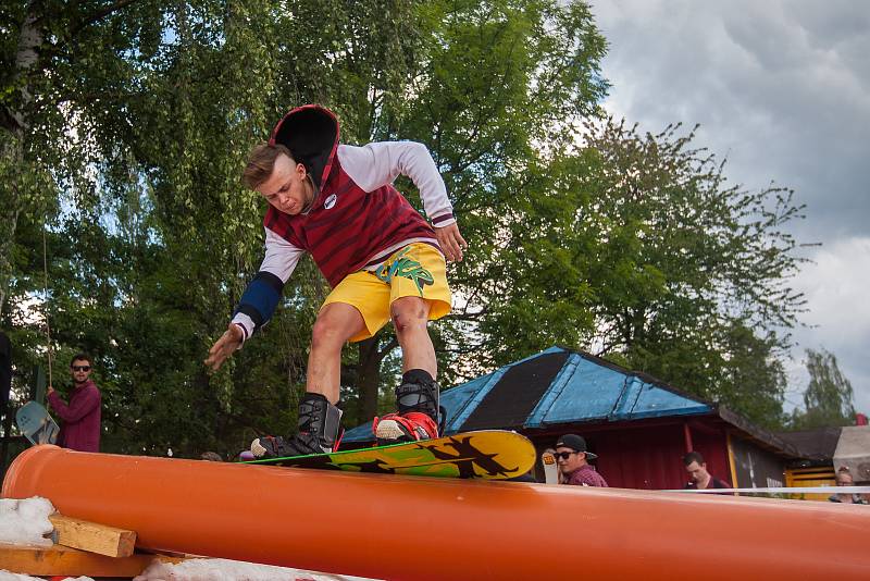 Další ročník oblíbené freestylové akce Jablonec Summer Jib proběhl 20. srpna v areálu Slunečních lázní v Jablonci nad Nisou. Závodníci na lyžích a snowboardu předvedli triky na překážkách na dovezeném sněhu.