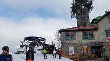 Poslední týden lyžování: v Jizerkách jsou luxusní lyžařské podmínky, zmrzlý podklad, upravený svah, minimum lidí a ceny vedlejší sezony, ze svahu přímo do turniketu. Tanvaldský Špičák! Skončí na Velikonoce.