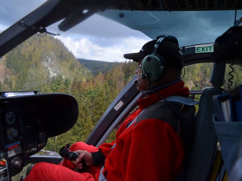 Pilot Kryštofa 18. Záchrana vodačky na břehu Kamenice v nepřístupném terénu. 