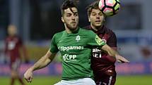 PARÁDA. V utkání první ligy Jablonec porazil Spartu 3:1. Zleva o míč bojují domácí Martin Pospíšil a Aleš Čermák ze Sparty.