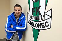 Mladý srbský fotbalista Vukadin Vukadinovič se vrátil do šatny prvoligového A-týmu Jablonce.
