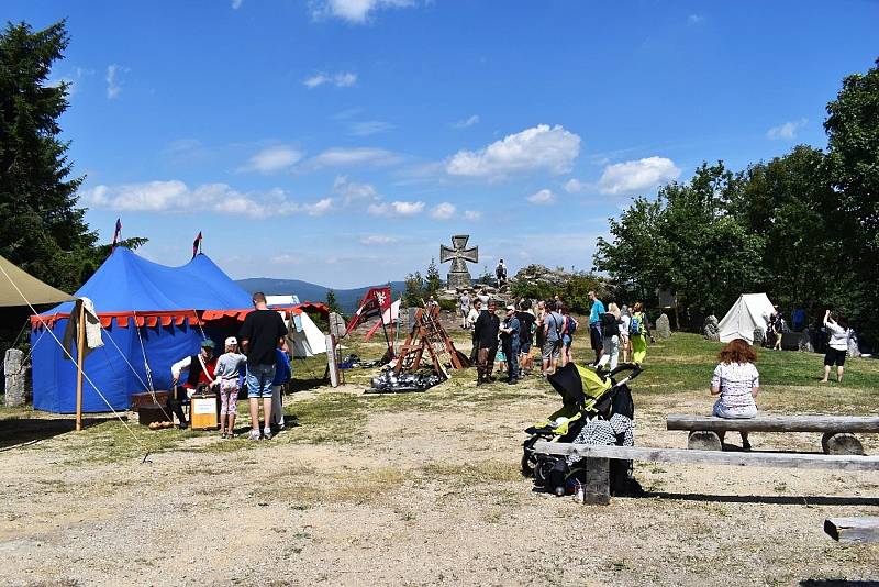 Skupina historického šermu Artuš Bohemia na tento víkend připravila již tradiční Historický víkend na rozhledně Štěpánka.