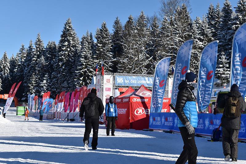 Na Bedřichově se jel 54. ročník ČEZ Jizerské padesátky, bez hobíků i diváků.