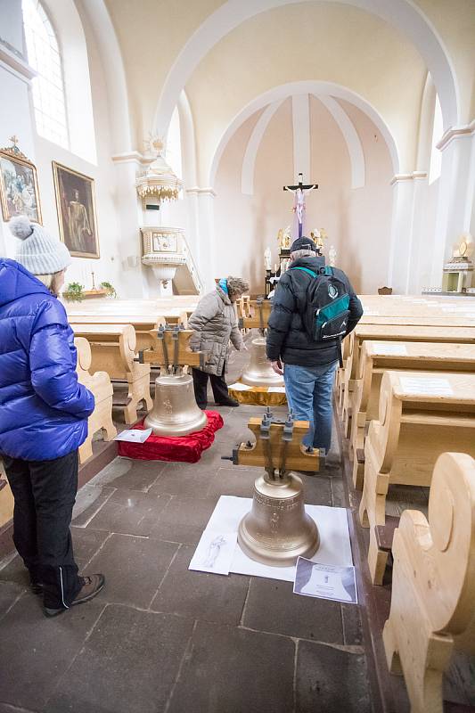 Kostel svatého Václava v Harrachově se po osmdesáti letech dočká nových zvonů. Na půdě kostela je zajímavá výstava liturgických předmětů.