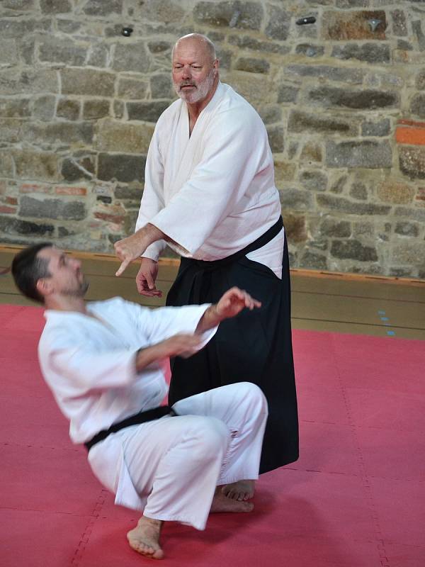 Dva věhlasní zahraniční mistři bojového umění, aikido a taichi, vedou sportovní kemp v nejvýše položené osadě Jizerských hor na Jizerce.