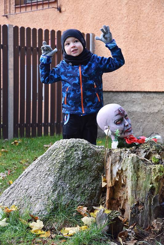 Kolem jablonecké přehrady se to hemžilo strašidelnými tvory.