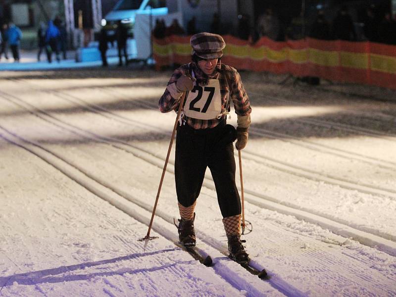 První den legendární Jizerské 50 zakončil závod historických lyžníků.