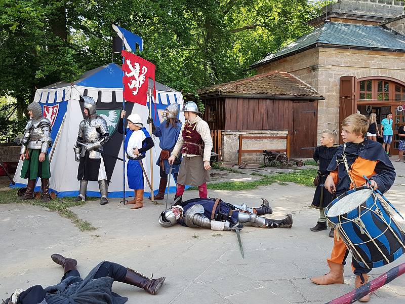 Turistické památky v Libereckém kraji nabízejí pestrý přehled akcí na prázdninové měsíce. Na Valdštejně se pravidelně konají prohlídky s loupeživým rytířem či audientu u Valdštejna. Výjimkou tu nejsou ani středověké víkendy se souboji a kuchyní z těchto č