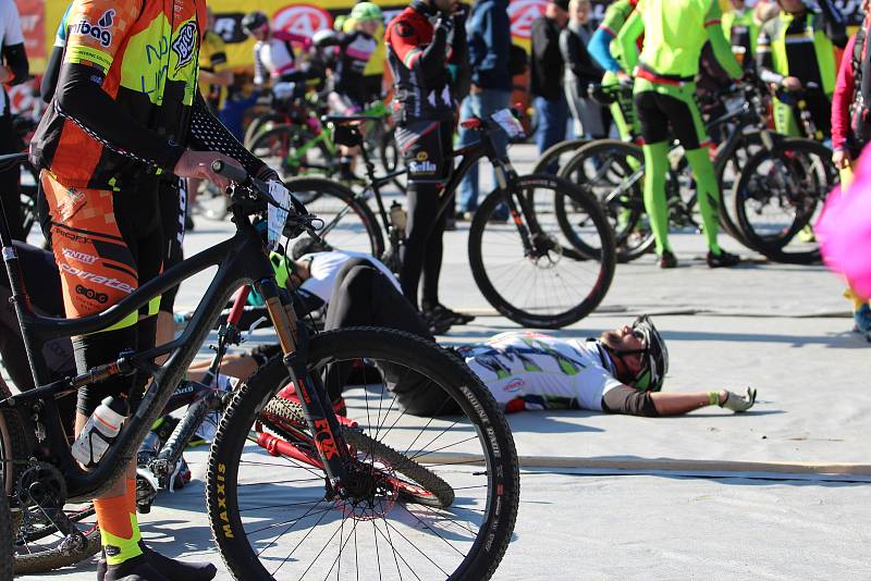 Bedřichov zaplavily stovky cyklistů, kteří se rozhodli zdolat skoro sedmdesát kilometrů napříč Jizerkami.  A v cíli si Author Cup všichni zase pochvalovali.