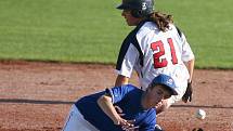 Mistrovství Evropy v baseballu 2012 odstartovalo. Česká reprezentace porazila v úvodním duelu Slovensko (v modrém) 10:0.