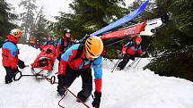 Horští záchranáři též cvičí zásahy v obtížných podmínkách. Tentokrát byla úkolem záchrana skialpinisty ze svahu Smědavské hory, jeho nalezení, ošetření a následný transport vysokým sněhem k cestě.