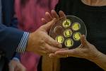 Zpěvačka Marta Kubišová navštívila 5. října Českou mincovnu v Jablonci nad Nisou u příležitosti ražby zlaté mince se svým portrétem. Na snímku je kolekce mincí Slavíci ve zlatě s nově doplněnou mincí Marty Kubišové.
