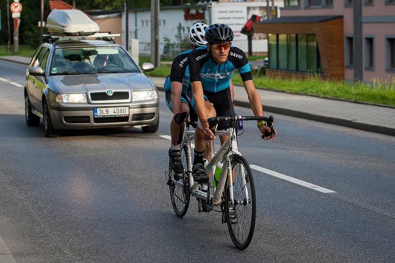 Pátý ročník nejdelšího cyklistického podniku v Česku, Metrostav Handy Cyklo Maraton, pokračoval 4. srpna. Pětidenního maratonu se účastní 42 čtyř nebo osmi členných týmů, které musí zdolat v limitu 111 hodin trasu o délce zhruba 2222 kilometrů.