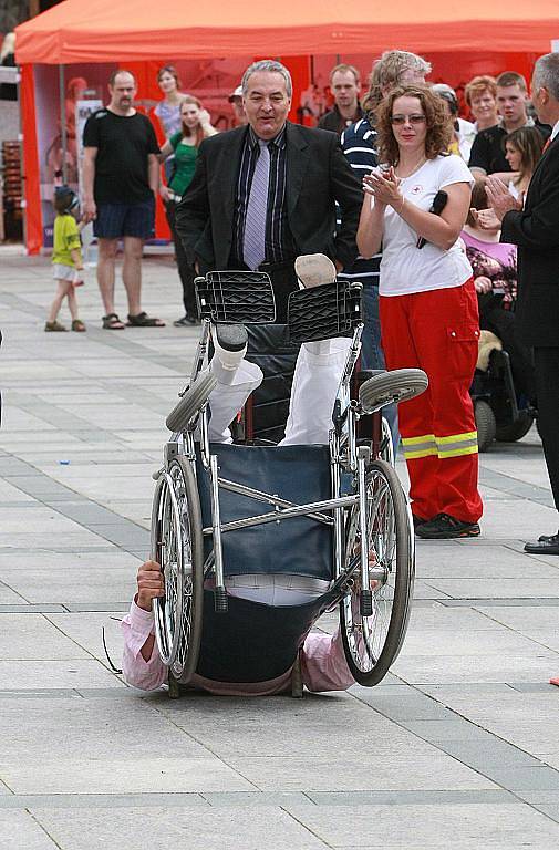 Na Mírovém náměstí před jabloneckou radnicí uspořádali ve středu 15. června Den zdravotně postižených. Odpolednem provázel Tomáš Křejčíř.