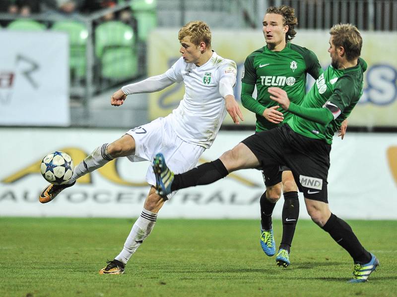 Utkání 14. kola HET ligy mezi MFK Karviná vs. FK Jablonec hrané 19. listopadu 2017 v Karviné. (vlevo) Filip Panák.