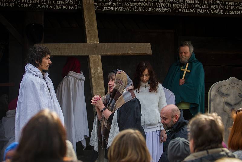 Divadelní představení Pašije o nejslavnějším zmrtvýchvstání proběhlo 30. března na Boučkově statku na Malé Skále.