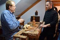  Umělecký řezbář Roman Marek předvedl své umění včetně možnosti si práci se dřevem vyzkoušet.