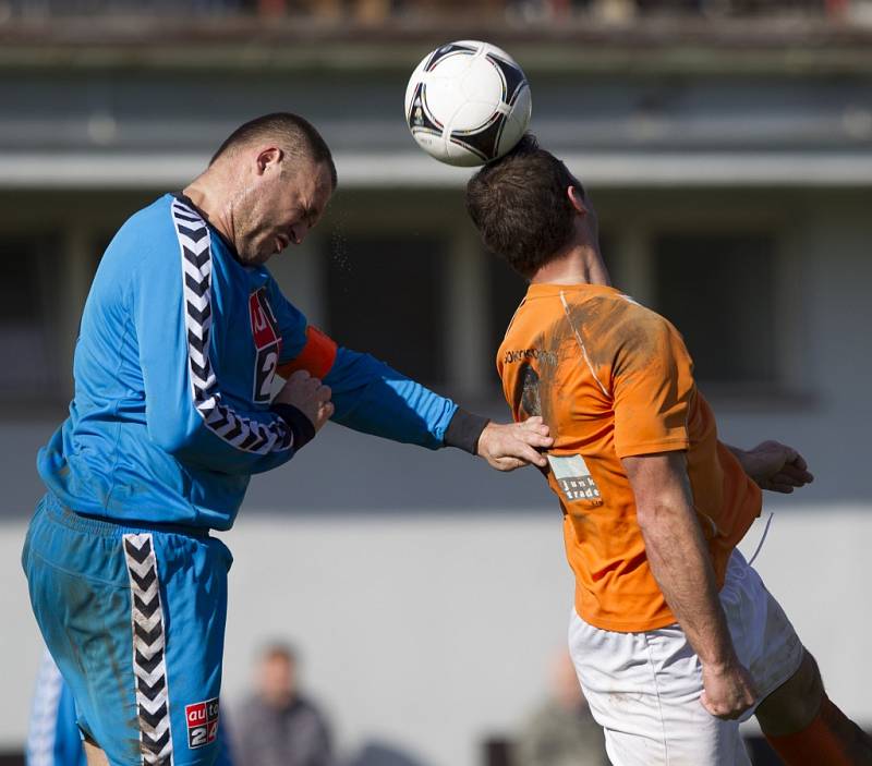 Fotbalisté Hodkovic (v modrém) doma nestačili na Kokonín, který zaslouženě vyhrál 4:1.