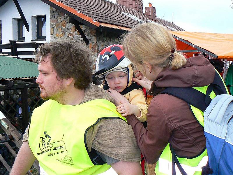 NOVÁ ADRENALINOVÁ ATRAKCE. Na vrchol Ještědu lanovkou, porozhlédnout se po okolí, občerstvit a hurá dolů. Jak? Na koloběžce.