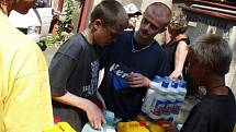 Při povodních v roce 2002 se zvedla vlna solidarity a lidé přinášeli nejnutnější potřeby do nejhůře zasažených oblastí do sídla Oblastního spoleku Červeného kříže v Jablonci.