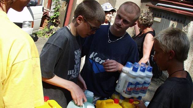 Při povodních v roce 2002 se zvedla vlna solidarity a lidé přinášeli nejnutnější potřeby do nejhůře zasažených oblastí do sídla Oblastního spoleku Červeného kříže v Jablonci.