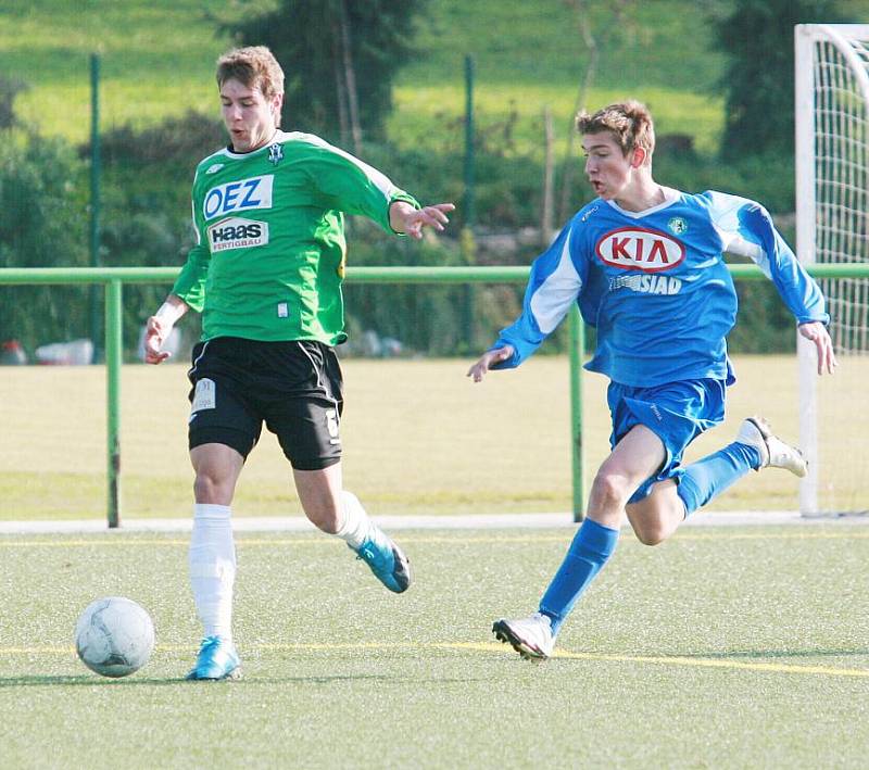 Dorostenci Baumitu Jablonec rozprášili Baník Most (v modrém) rekordním výsledkem 18:1.