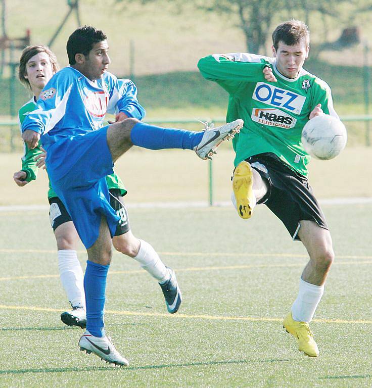 Dorostenci Baumitu Jablonec rozprášili Baník Most (v modrém) rekordním výsledkem 18:1.