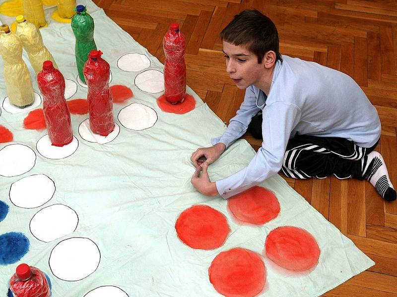 Prázdniny. Ve smržovském Výtvarném centru Sněženka tráví v těchto dnech čas děti z Jedličkova ústavu. Mohou zde tvořit i třeba hrát různé hry, jako Člověče nezlob se.