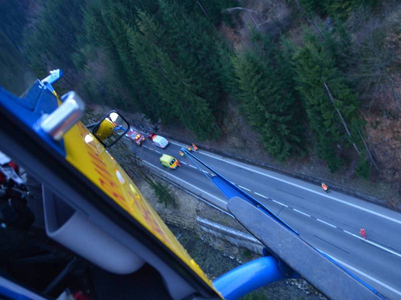 Nehoda motorkáře v serpentinách u Železného Brodu. Přiletěl pro něj vrtulník, ve složitém terénu si sedl přímo na silnici.