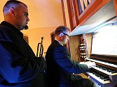 Na varhany zahraje Petr Hostinský a na trubku Pavel Herzog. Oba interpreti jsou členy skupiny Sto zvířat. 