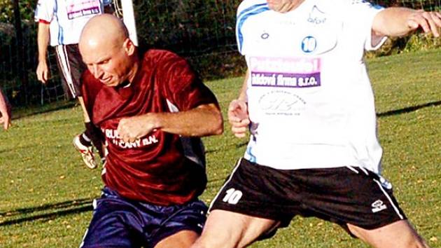 Derby v Lučanech přineslo pěkný fotbal, na snímku bojují Josef Hnídek (v bílém) s domácím Janem Beránkem.