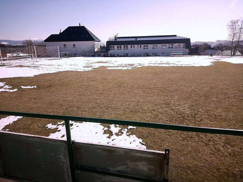 Pohled přes fotbalové hřiště na budovu Základní školy Pěnčín.