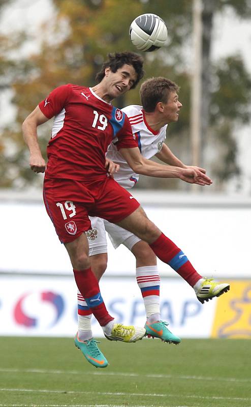 Česká jednadvacítka nestačila na Rusko a prohrála 2:0. Na snímku Martin Pospíšil z Česka a Oleg Shatov z Ruska.