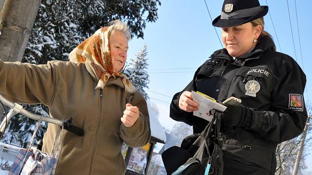 Také policisté často radí seniorům, jak se bránit praktikám podvodníků a kriminálníků