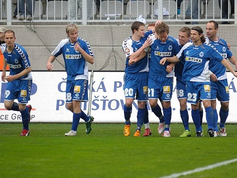 Derby Jablonec Liberec. Liberec. V bojovném zápase s celou řadou šancí se nakonec z vítězství radovali hosté Liberce po brance Robina Dejmka z 10. minuty utkání. Na snímku radost hostujících hráčů - čtvrtý zprava s č. 21 autor branky Robin Dejmek. 