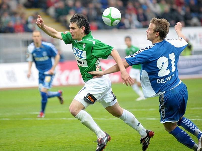 Derby Jablonec Liberec. V bojovném zápase s celou řadou šancí se nakonec z vítězství radovali hosté Liberce po brance Robina Dejmka z 10. minuty utkání.  Na snímku v souboji o míč hostující obránce Dejmek s domácím Václavem Černým ml.