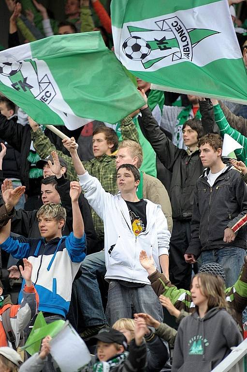 Derby Jablonec Liberec. V bojovném zápase s celou řadou šancí se nakonec z vítězství radovali hosté Liberce po brance Robina Dejmka z 10. minuty utkání.  Na snímku sektor domácích fanoušků, který po celý průběh zápasu neúnavně povzbuzoval své borce. 